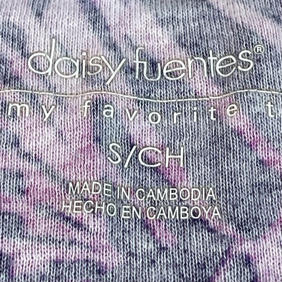 Daisy Fuentes size small multicolored feather or leaves short sleeve T-shirt - Picture 8 of 8